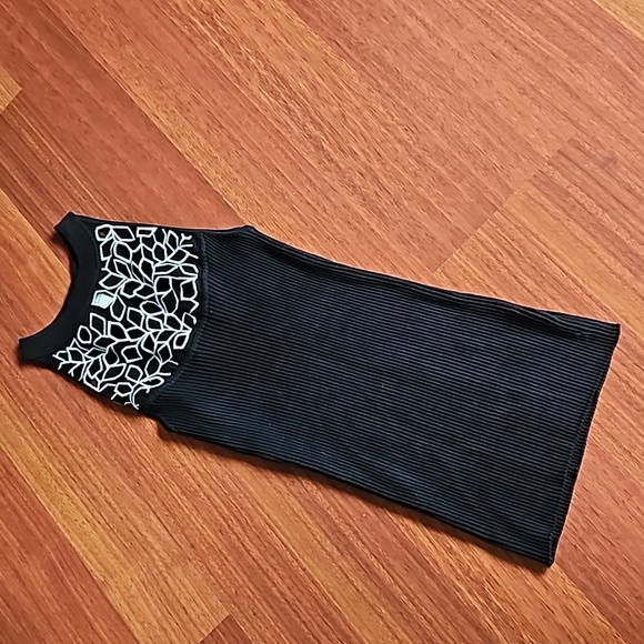 WHBM Ribbed Tank Embroidered W/ Cut-out Leaf Design Black Tank Top Sm Like New! - Picture 1 of 5